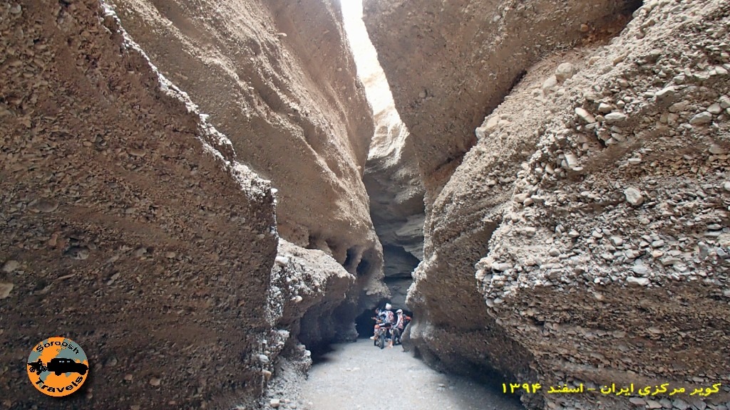 عبور از تنگه های عجیب با موتور در حاشیه کویر مرکزی ایران – زمستان ۱۳۹۴