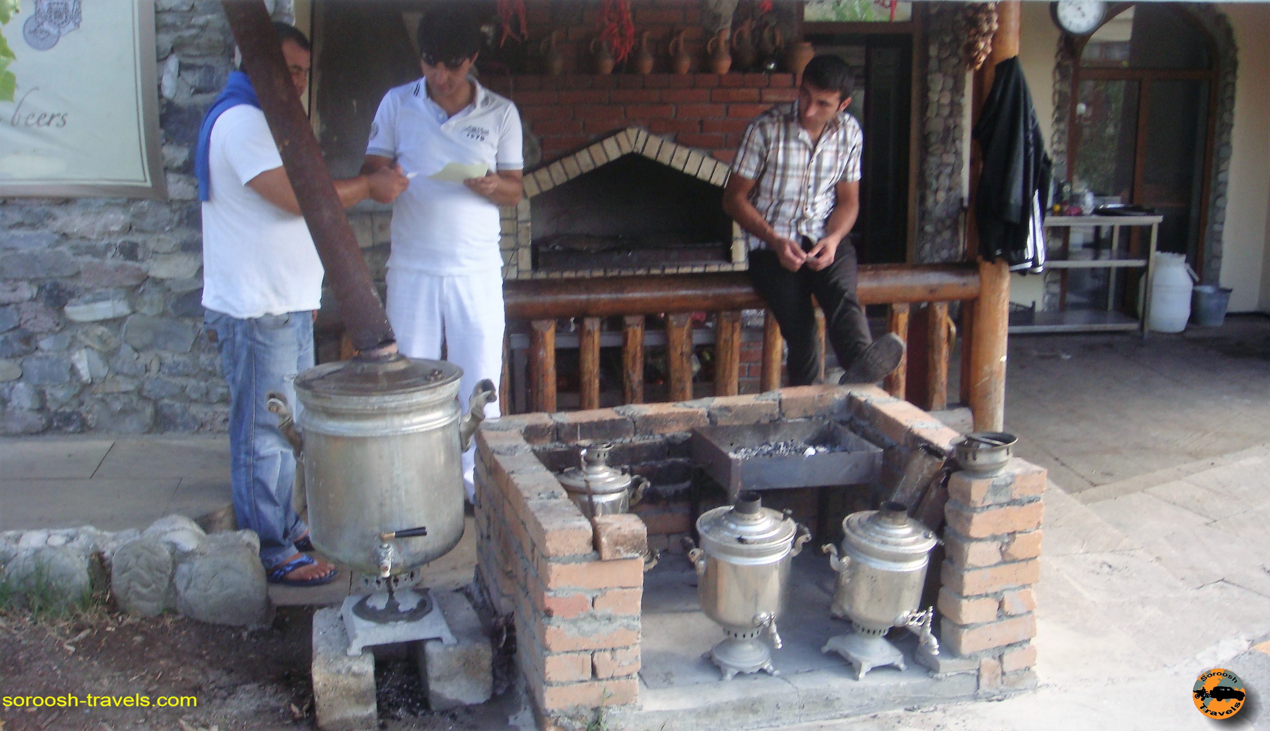 باکو تا لاهیج - رستوران بین راهی در کشور آذربایجان – تابستان ۱۳۹۱