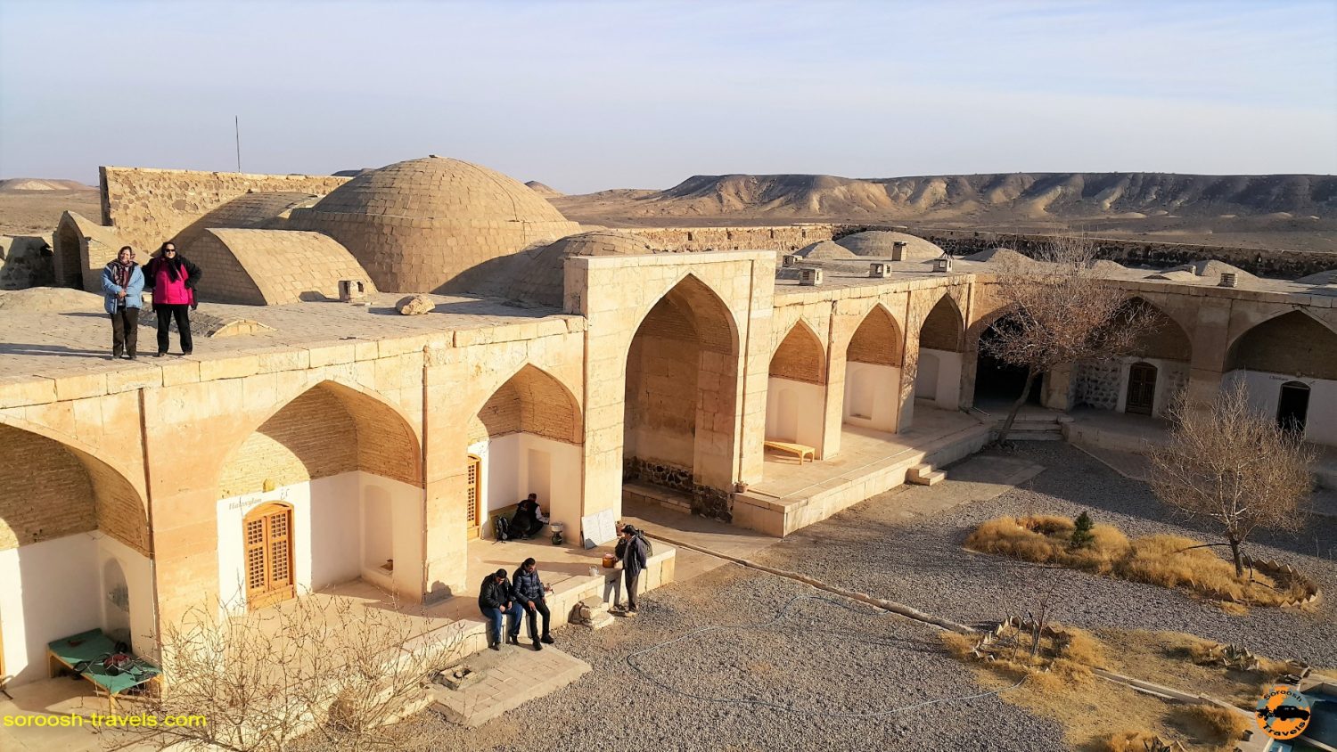 اقامت در کاروانسرای قصر بهرام ، کویر مرکزی ایران - زمستان ۱۳۹۶