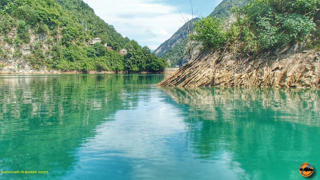دریاچه رویایی کومانی در کشور آلبانی