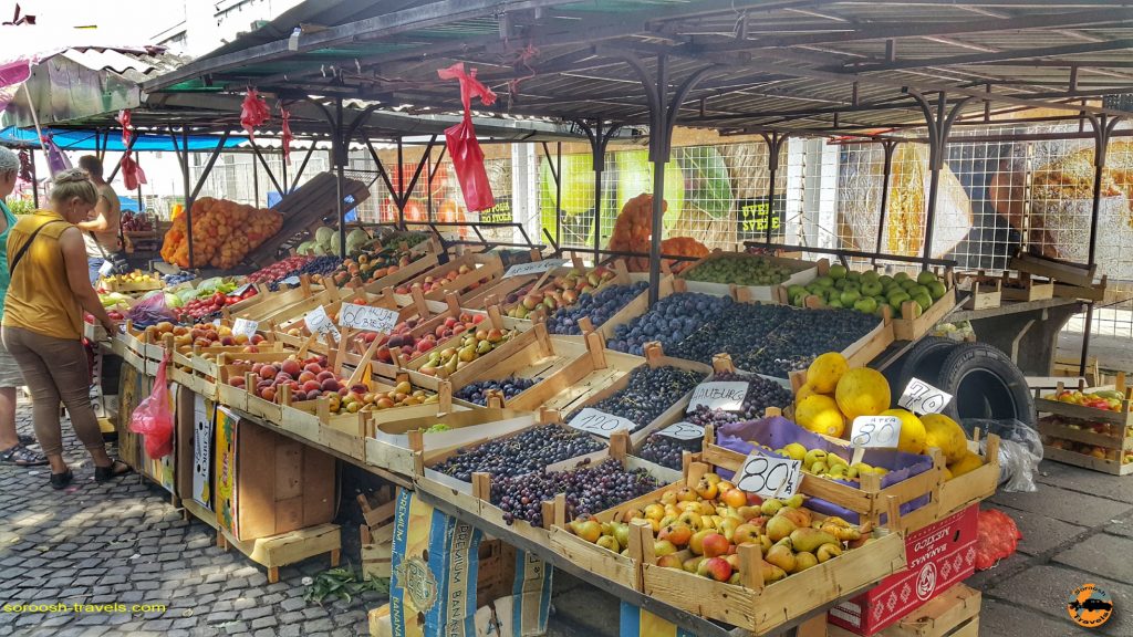میوه فروشی در شهر سومبور در صربستان - تابستان 1397