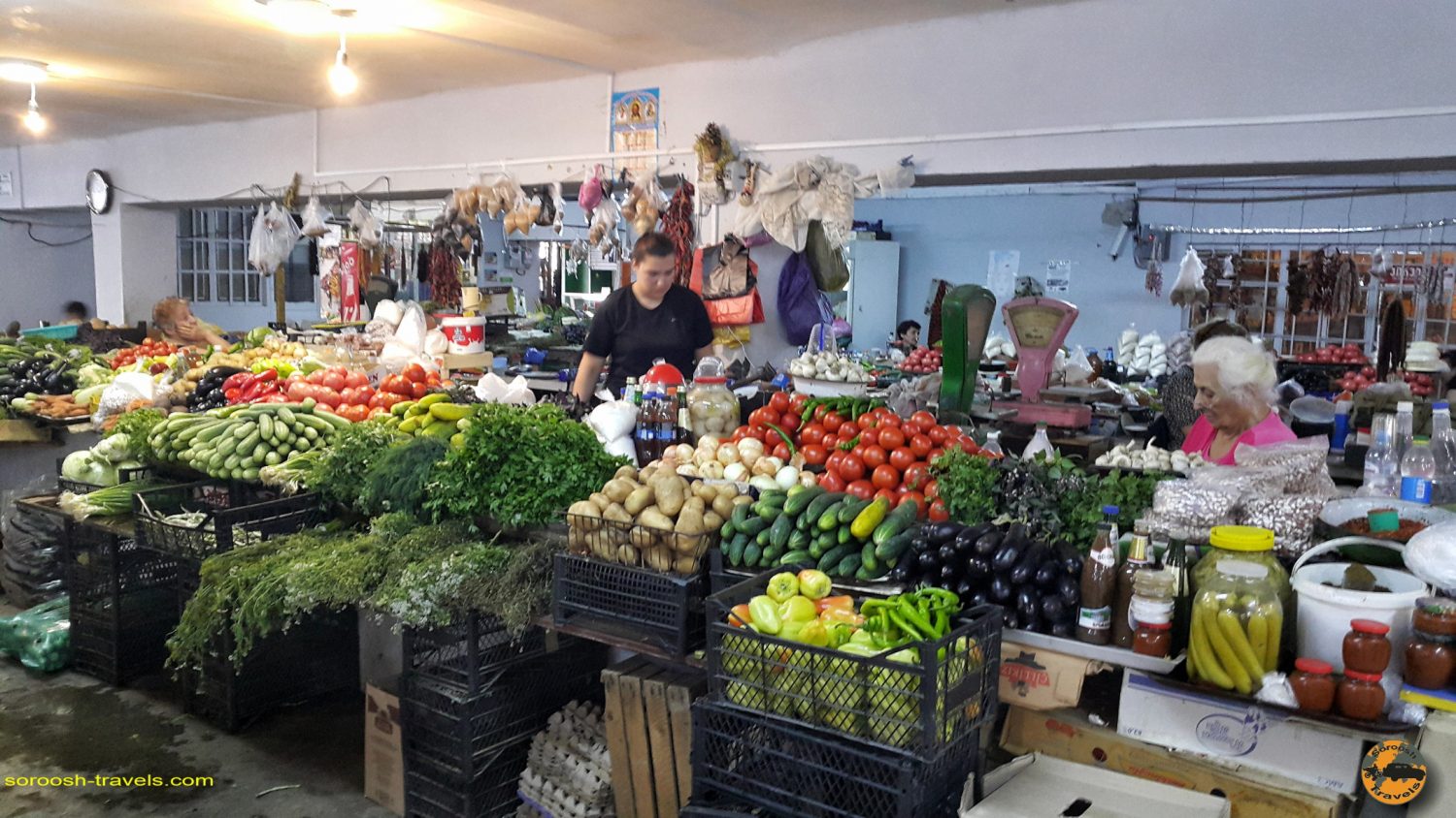 بازار میوه و مواد غذایی در مسیر کوتایسی، گرجستان تابستان 1398 2019