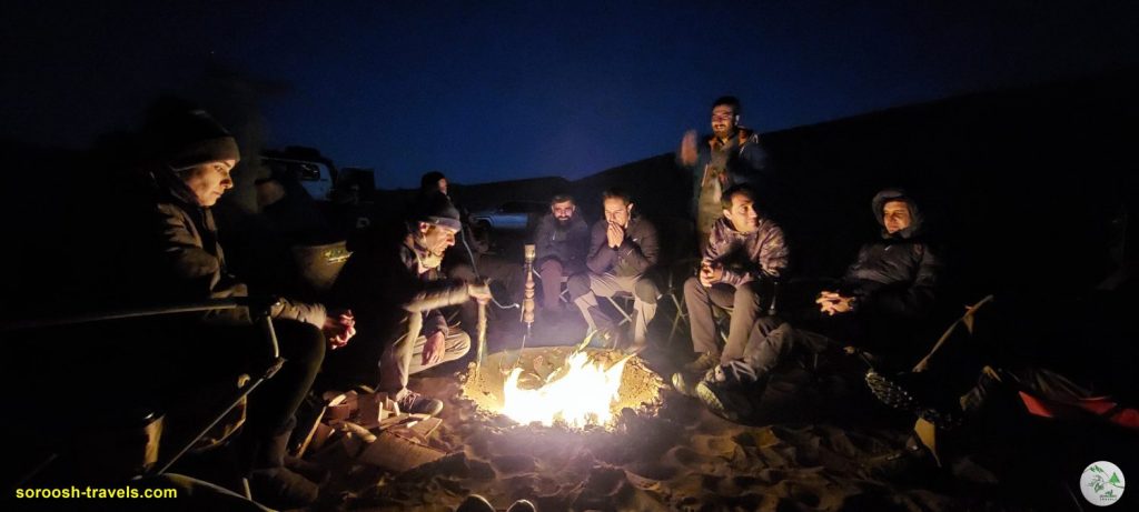 نشستن دور آتش در بیابان ریگستان - پاییز 1400 2021