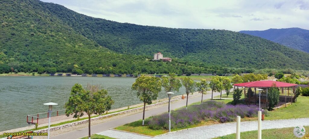 دریاچه ایلیا در شهر کوارلی - گرجستان - بهار 1402 2023