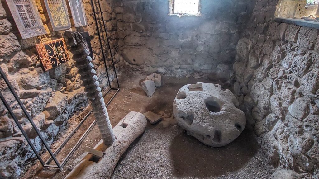 محل ساخت شراب در کلیسای تاتف، ارمنستان - بهار 1402 2023
