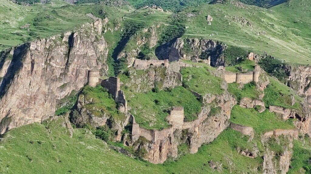قلعه قدیمی در منطقه واردزیا - گرجستان - بهار 1402 2023